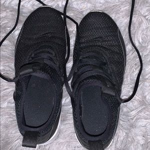 Black Nike shoes size 6